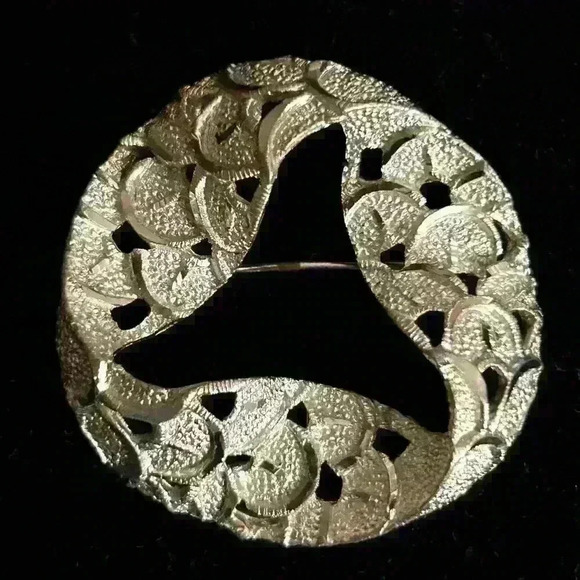 Silver tone textured circle wreath brooch - Picture 1 of 4